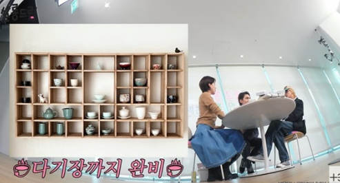 tang__kira's tweet photo. THE8 (SEVENTEEN) cerita kalau dia mulai melakukan Tea Ceremony di rumah pas Pandemi Covid-19. Waktu itu banyak waktu luang, dia bikin ruang khusus minum teh di rumah. 

Sekarang The8 pulang ke rumah untuk minum teh setelah makan siang bareng temen-temennya, dibanding pergi ke cafe.

Ruang tehnya tuh ada Tatami, ada meja teh, dan ada tea cabinet di dinding. Tea room yang proper