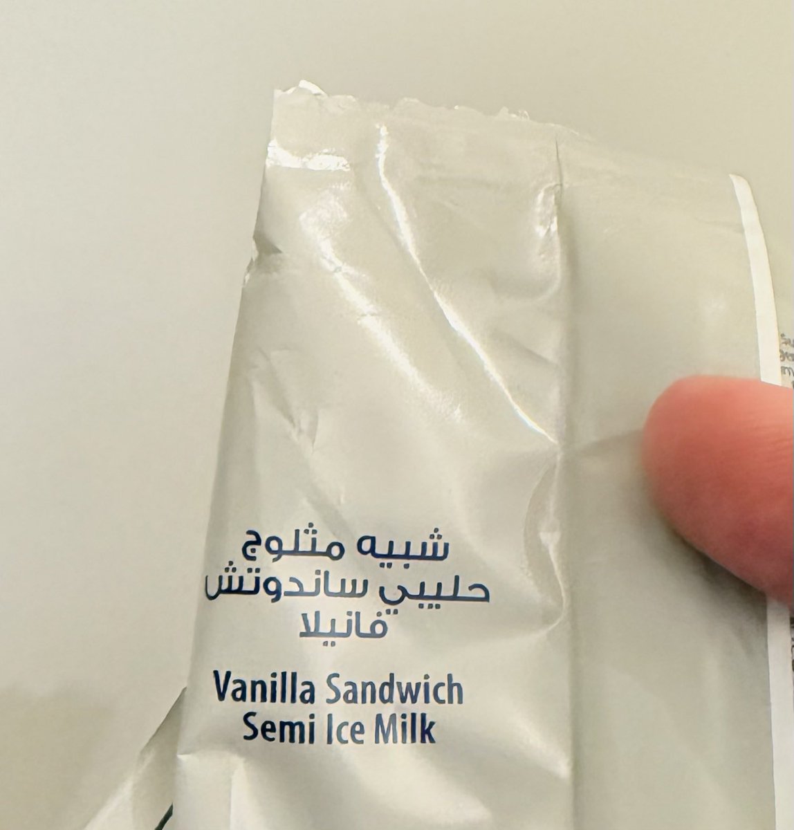FahdAlbogami's tweet photo. منتج تشتريه من سنوات على أساس إنه آيسكريم طبيعي مثل ما تتوقع وعرف عنه
لكن الحقيقة أنه مجرد «شبيه»!

والمصيبة أن العبارة الرسمية مكتوبه بطريقة تصعب الفهم على كثيرين وتحس إن اللي مترجمها للعربي شخص أجنبي 

ماتدري هم متعمدين عشان ماتفهم ولا ماعندهم سعودي يقول ترى الترجمة تحتاج ترجمة https://t.co/3T0kPmvGYD