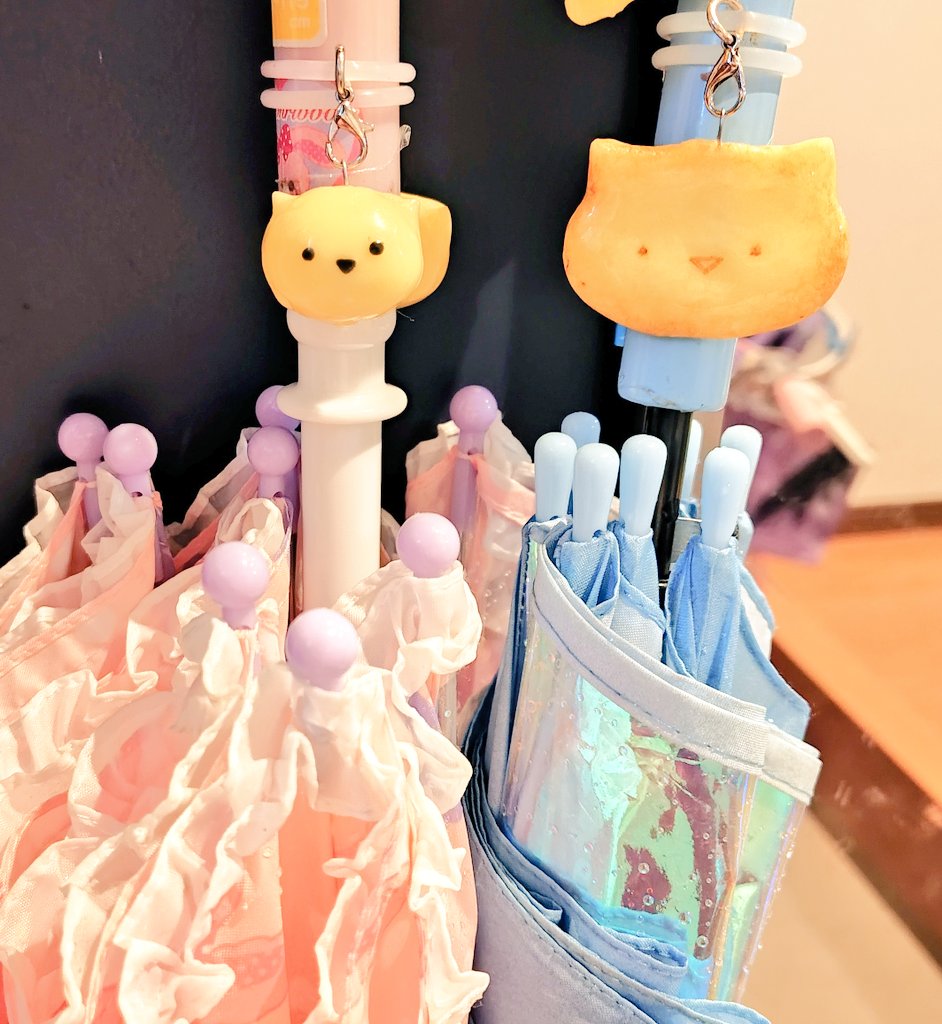 nagekinoco's tweet photo. 娘たちの傘が普通に他の子とかぶっているのでめじるしアクセサリーの類をつけたいなと思っていましたが、めじるしアクセサリーの名前がついているものはだいたい近隣の転売ヤーが枯渇させているため諦めて作りました https://t.co/QQpYAs8RfD