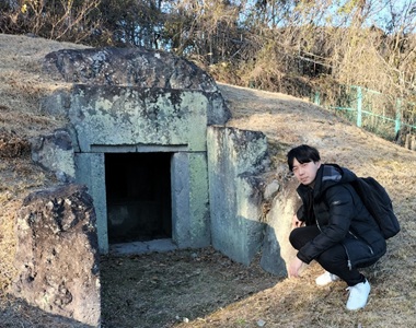 HU_Letters's tweet photo. 📢文学部教員の研究をご紹介！
先生方は、どんなところに魅了されて研究を続けているのでしょうか？何年・何十年たっても冷めない探究心✨その原動力となる「研究対象の魅力」に迫ります！
今回は考古学の上田直弥准教授です👇
https://t.co/VwtGyfGAgp
#広島大学 #文学部 #研究紹介 #考古学 #遺跡 https://t.co/TSYCusWX06
