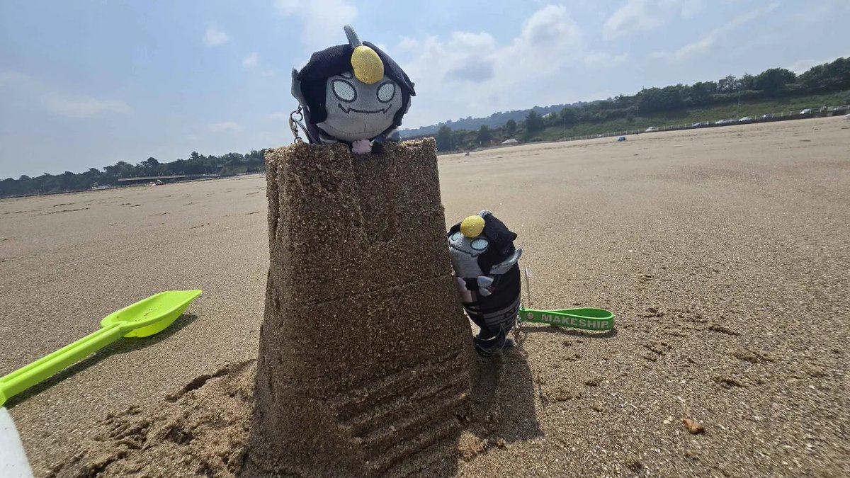 beeliencreature's tweet photo. The seblings have been let loose at the beach 
-
#sebastiansolace https://t.co/vAmLFSBee4