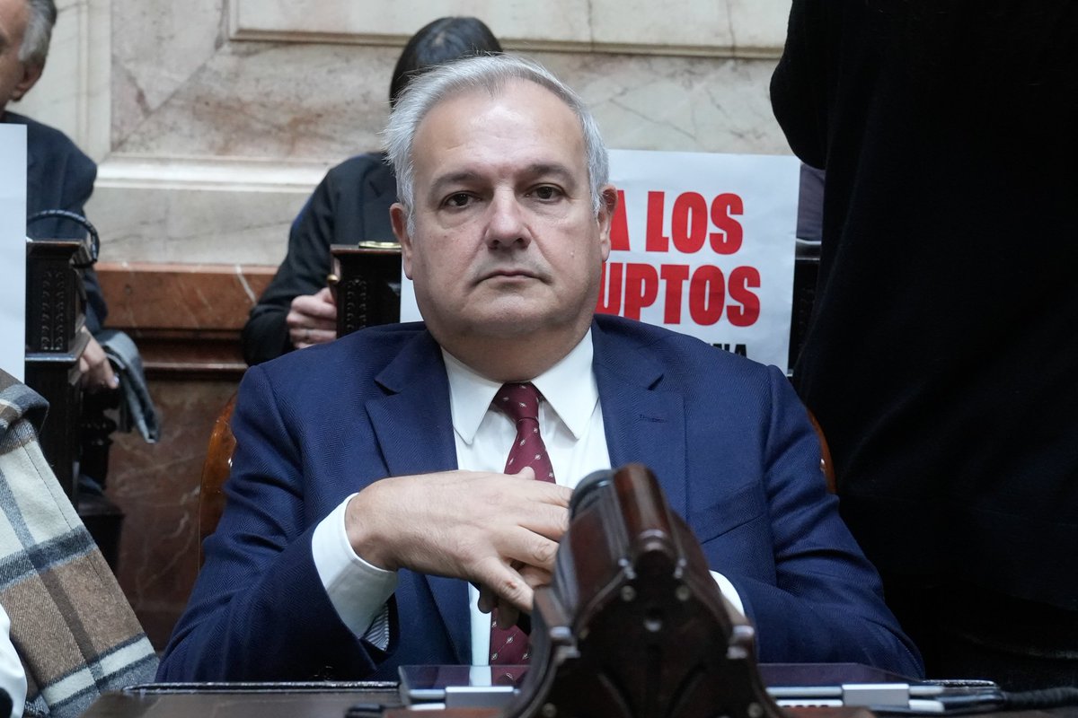 pablogfarias's tweet photo. Adorni no puede seguir siendo jefe de Gabinete, no puede seguir ocupando un lugar de semejante poder cuando está siendo investigado por la Justicia y cada día que pasa son más serias las acusaciones en su contra.
(1/2) https://t.co/ds96c6IFsp