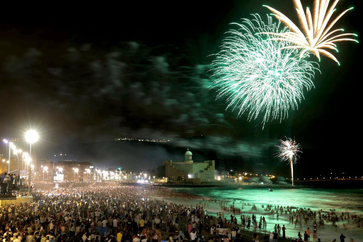 LpaCultura's tweet photo. 🔥 𝐍𝐎𝐂𝐇𝐄 𝐃𝐄 𝐒𝐀𝐍 𝐉𝐔𝐀𝐍 🔥
#rebelióndelageografía
#fiestasfundacionales 

Noche de magia, fuego y agua desde la playa de Las Canteras.

🎆 Un espectáculo que ofreció estas maravillosas postales que no podemos dejar de compartir.

@aytolpgc https://t.co/oRjmIGPhuI