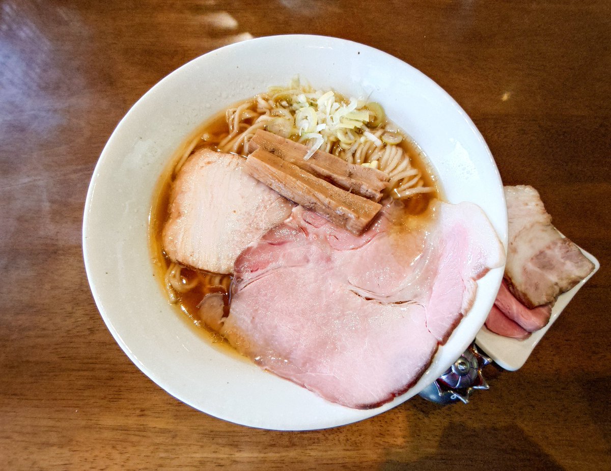 chapynonisemono's tweet photo. 拉麺太极 @古舘/岩手県
そば(鶏ごぼう)[具有り]大盛チャーシュー
小麦がバチッと決まるが強い様で穏やかなもちぷる柔麺。優しくキレのあるカエシ。鶏の旨味に牛蒡が香る。素材の旨味が活きるレア。柔甘で生姜が効いたバラ。煮干出汁強く酸味ある渋旨ゴリめんま。岩手に来たら訪れたくなる銘店の逸杯。 https://t.co/ehVCox3oZf