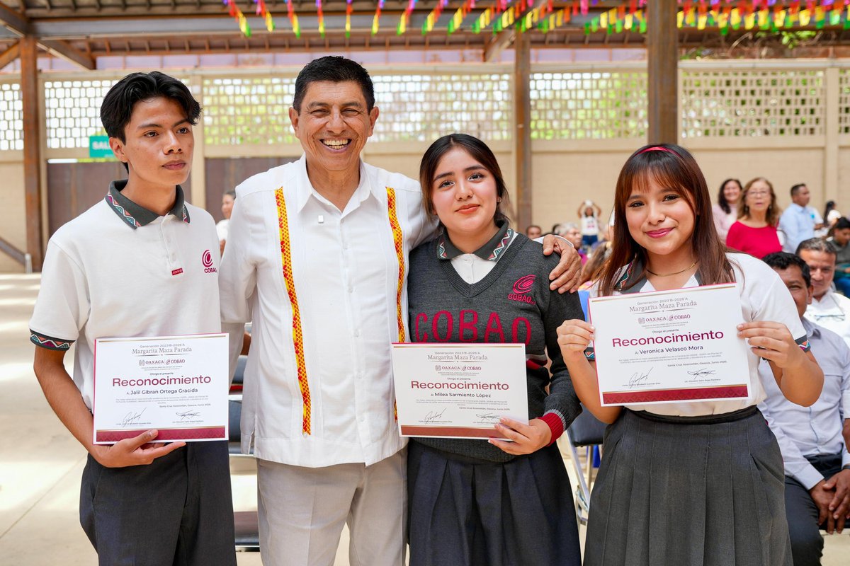 salomonj's tweet photo. Hoy celebramos mucho más que buenas calificaciones; celebramos el esfuerzo, la disciplina y los sueños de cientos de jóvenes oaxaqueños.

Me dio mucho gusto compartir este momento con las y los estudiantes de la Generación 2023B-2026A “Margarita Maza Parada” del @COBAO_GobOax, y reconocer a quienes obtuvieron los mejores promedios de sus 66 planteles. Su dedicación y perseverancia demuestran que, con trabajo y constancia, es posible alcanzar grandes metas.

A todas y todos los egresados les deseo el mayor de los éxitos en esta nueva etapa. Sigan preparándose, soñando en grande y construyendo el futuro que desean. ¡#Oaxaca cree en ustedes y confía en su talento! 🙌🏽✨