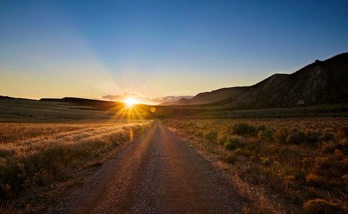 P_unknown90's tweet photo. Best sunsets are in Wyoming. https://t.co/c7fYBDHSO4