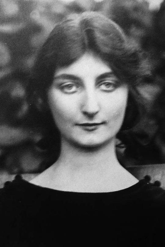 DrHelenFry's tweet photo. Suzanne Spaak, a Belgian socialite living in occupied Paris, used her wealth and influence to save hundreds of Jews by organising their escape from the Nazis.

She was arrested and executed in 1944, just days before the liberation of Paris.

Please remember her:
🕯️ https://t.co/YrlZDUroe1