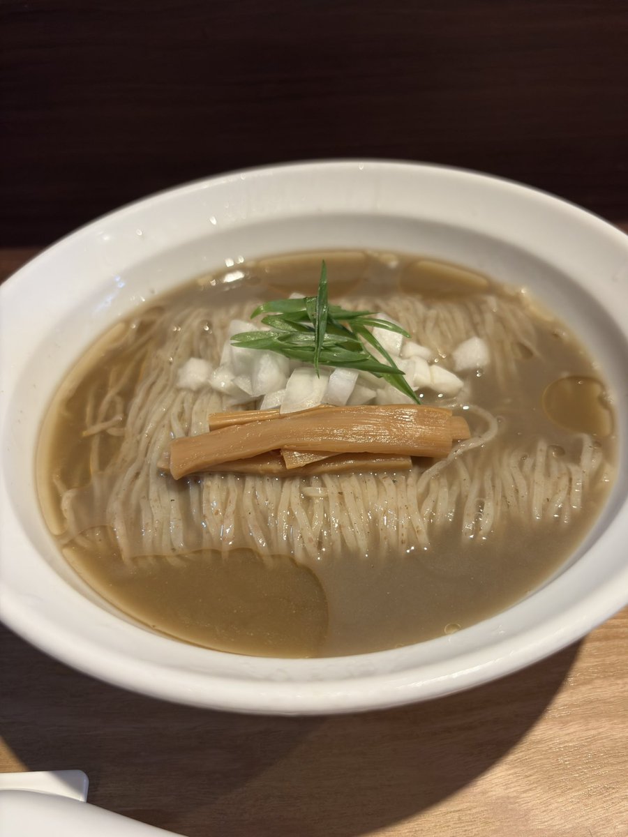 FamisoruR's tweet photo. NIBOSHIMANIA @蒲田
黒ラベル小瓶
猛者エビ煮干ソバ、うずら味玉
伊予いりこ100濁り冷やかけ

エビが良い意味で主張して来ず、ほかの煮干と良いバランス😋
まるで田中碧と佐野海舟の日本代表のボランチのような😁

相変わらずうずら味玉で呑む黒ラベルは至福…😇

冷やしはしっかりキンシメな麺もスープも冷たいくてうめぇ…
さっぱりクリアなのにしっかりと煮干の旨味と塩味感じられるのが凄い。
シャクシャク食感の刻み玉ねぎナイスアシスト👍

大満足で完食完飲満福😊
幸腹逸杯、ご馳走様でした🙏