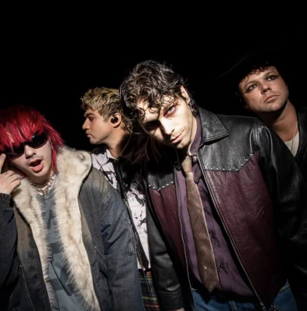 aklvsch's tweet photo. como amo los photoshoot de 5sos en esta era, son increíbles https://t.co/vrSHbJj8GV