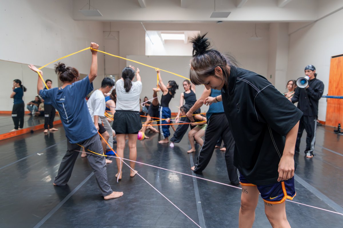 teatrounam's tweet photo. #CanchaExpandida Integrantes de la DAJU @DanzaUNAM y egresadxs del @CUT_UNAM y del CLDyT @filos_unam, exploran el cruce entre cuerpo, teatro y fútbol en el taller-lab organizado por Teatro UNAM:

⚽️La cancha como archivo corporal: narrativas del cuerpo en juego ⚽️

📷 Max Cetto https://t.co/RTUciOSaeV