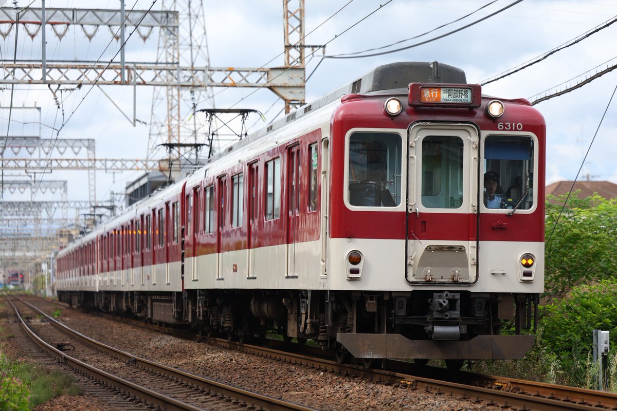 f14_q27's tweet photo. 2026/6/23(火)

近鉄南大阪線 道明寺－古市間

朝ラッシュ終わりに見られる、3連重連の急行。
6200系U11編成とU19編成がペアを組んでおり、6両全車が黒内装なんだとか😗

←吉野
3722レ（急行 大阪阿部野橋）：U11＋U19 https://t.co/ubhguDBWHE
