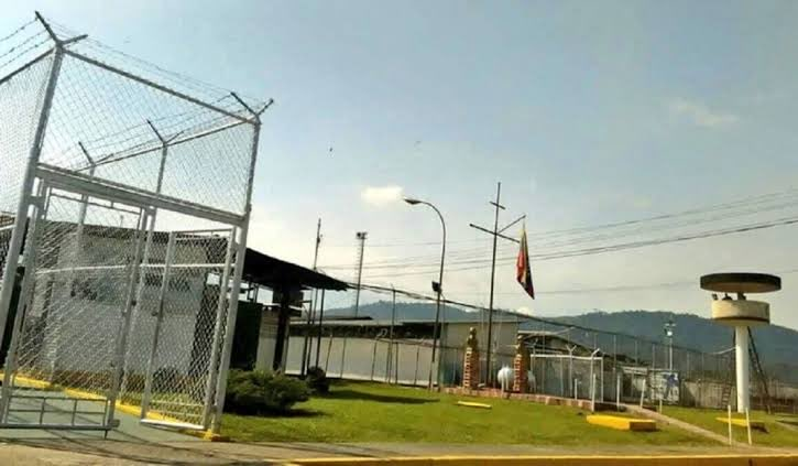 ReporteYa's tweet photo. #23Jun #Táchira #PrivadosDeLibertad
ONG @oveprisiones confirma la muerte de Yonny José Bastidas Briceño, quien estaba recluido en el Centro Penitenciario de Occidente I “Cipriano Castro”, en Santa Ana.
📍 Con una población de más de 1400 reclusos, este centro penitenciario sufre un hacinamiento superior al 165 %.
📍 La falta de atención médica integral provocó que el recluso falleciera a causa de una peritonitis aguda, y otras complicaciones de salud, durante este mes de junio.
📍 Con la muerte de Yonny se eleva a 27 la cifra de fallecidos en centros penitenciarios de #Venezuela en tan solo cuatro meses de este año (abril-junio 2026), lo cual refleja la desatención del las autoridades a la población penal.
#PeriodismoQueResiste #Venezuela #DerechosHumanos #Táchira #ÚltimaHora