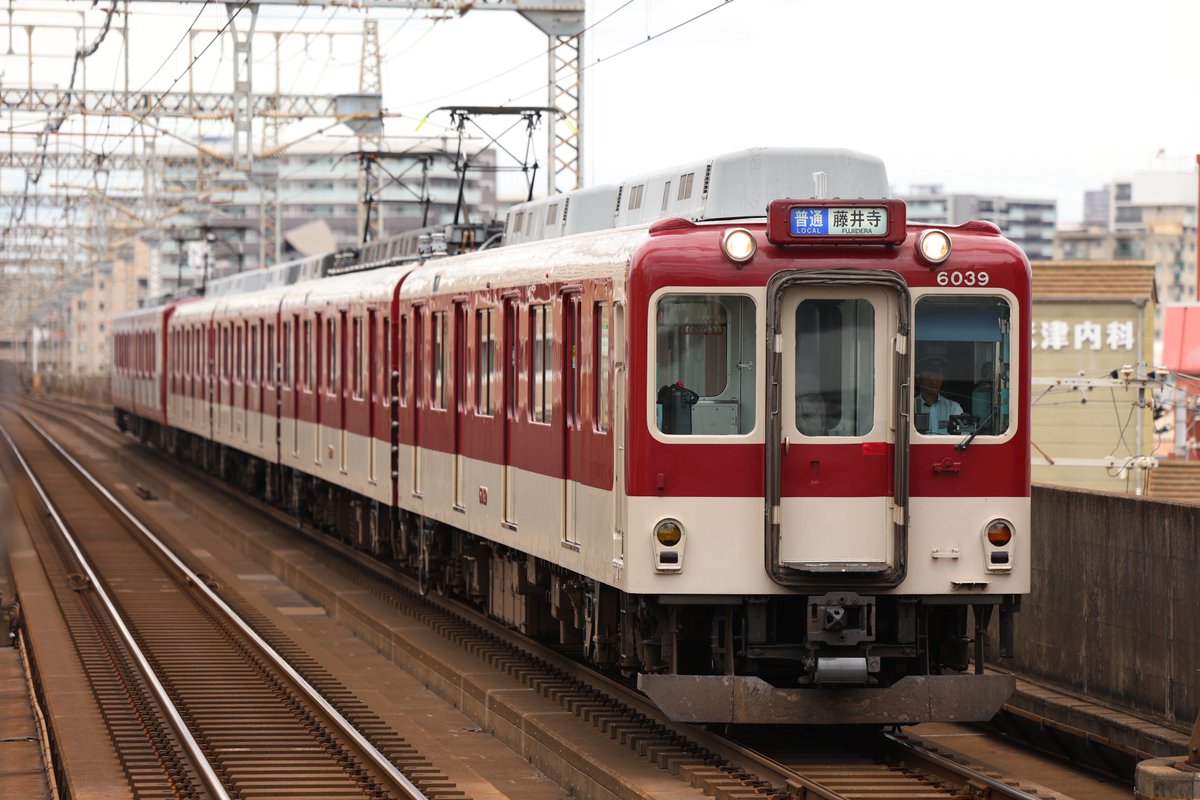 f14_q27's tweet photo. 2026/6/23(火)

近鉄南大阪線 北田辺駅

6020系C39編成が話題の新塗装車（6400系Mi02編成）とペアを組んでいたので、記録📝
C39くんよ、後ろにいるのは6Aかい？？(笑)

←吉野
1167レ（普通 藤井寺）：C39＋Mi02 https://t.co/3GZuIobwpi