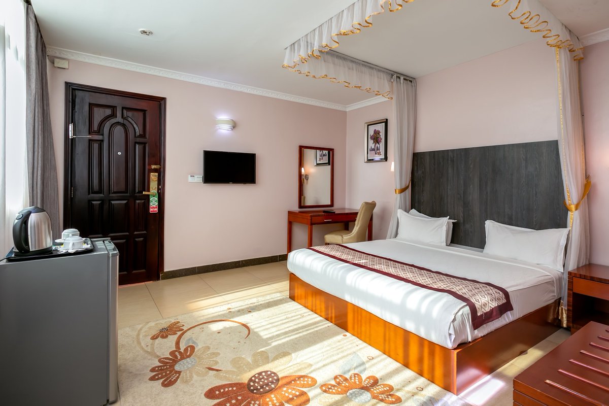 HBTRussellHotel's tweet photo. June specials for our beautiful rooms &amp; your comfortable + relaxing stay . We're few meters away from #CitySquare, within the #VisitKampala CBD, 5km from Kololo Airstrip and 45km from Entebbe International Airport.

+256 780 255581
https://t.co/8AQjQwQBOl https://t.co/qclMai34qm
