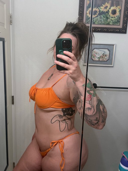 Hannah Hedon - I actually have the beginnings of a tan this summer (let’s see how long it lasts) https://t.co/pfX9jLa0w9