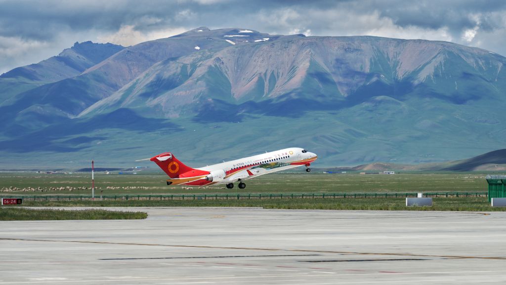 PDChinese's tweet photo. 【中國國產商用飛機C909開通第二條高高原航線】23日，隨著成都航空C909飛機“天鵝號”主題航班平穩降落在海拔2506.85米的和靜巴音布魯克機場，標誌著烏魯木齊至和靜至喀什航線正式開通，這是繼喀什至塔什庫爾干航線之後，C909飛機執飛的第二條高高原航線，中國國產商用飛機在複雜運行環境下的適應能力再獲驗證。目前，這條航線每周二、四、六執飛。據了解，根據民航標準海拔在2438米以上的機場為高高原機場，其地理環境特殊、氣象條件複雜，航線直面高海拔、低氣壓、強氣流等多重挑戰。