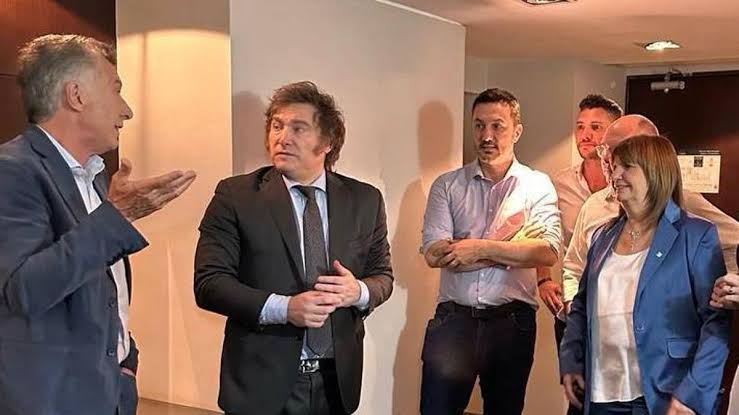 rosario_gabo's tweet photo. @diputadosucr @dipzago @prodiputados Qué marmotas los del PRO y el radicalismo. Se niegan a asumir que el sociópata y el psicótico son aliados desde el día 1 del balotaje y lo siguen siendo. 
A nadie que tenga como referencia al impune de Macri le puede importar la corrupción. 
Hipócritas e indignos. https://t.co/XHKVRu8C0J