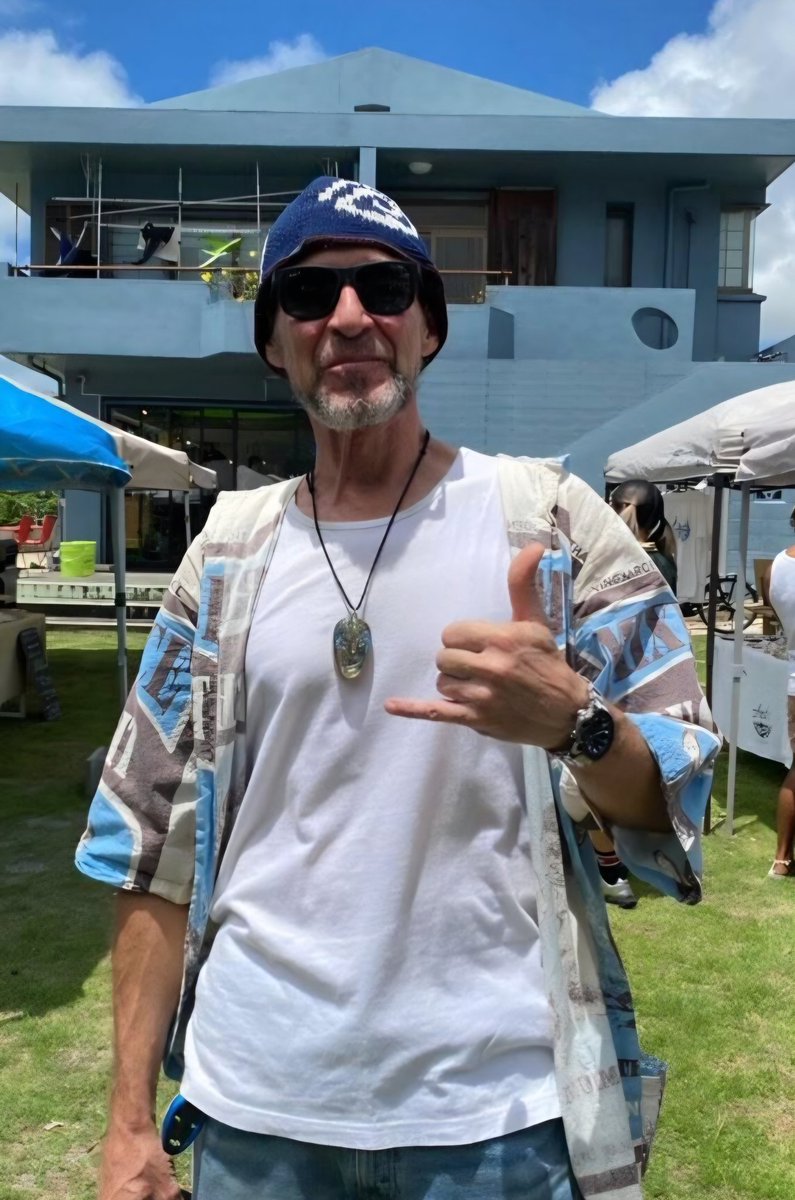BluPantu's tweet photo. 信じられないかもしれませんが、私は台風が島に上陸する時がなんだか好きなんです。
地元のアーティスト兼デザイナー、PLEOによるこの新しい「Typhoon Knit」の帽子をちょうど手に入れたところです https://t.co/XVuu1YJOcs