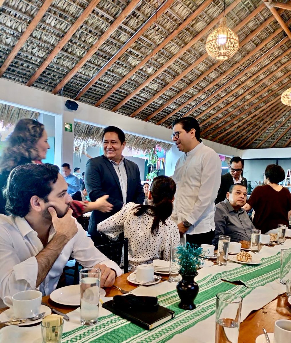 LaRegion8's tweet photo. Coordinación institucional. Clave para construir oportunidades para Oaxaca: @emiliodegyvesmx .

En seguimiento a la visión del Srio @m_ebrard , sostuvo reunión con el sector productivo y empresarial, junto con @n_ruiz75 y representantes del @GobMX, @GobOax y @MunicipioOaxaca https://t.co/aRQvxPCyQ2