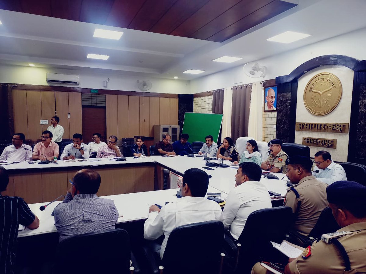DmHapur's tweet photo. कलेक्ट्रेट सभागार में आगामी कांवड़ यात्रा के दृष्टिगत जनपद में विभिन्न विभागों द्वारा की जा रही तैयारियों के संबंध में समीक्षा बैठक आयोजित की गई।
बैठक में कानून-व्यवस्था, यातायात प्रबंधन, पेयजल, स्वच्छता, स्वास्थ्य सेवाएं, विद्युत आपूर्ति एवं सुरक्षा व्यवस्था सहित सभी आवश्यक व्यवस्थाओं की विस्तृत समीक्षा की गई। संबंधित अधिकारियों को निर्देशित किया गया कि कांवड़ यात्रियों की सुविधा एवं सुरक्षा को सर्वोच्च प्राथमिकता देते हुए सभी व्यवस्थाएं समय से पूर्ण कर ली जाएं।
विशेष रूप से मार्गों की साफ-सफाई, अस्थायी शौचालयों की व्यवस्था, प्रकाश व्यवस्था, चिकित्सा कैंप, एम्बुलेंस तैनाती एवं संवेदनशील स्थलों पर पर्याप्त पुलिस बल की उपलब्धता सुनिश्चित करने के निर्देश दिए गए। साथ ही यातायात को सुचारु बनाए रखने हेतु वैकल्पिक मार्गों की व्यवस्था एवं आवश्यक स्थानों पर बैरिकेडिंग कराने को भी कहा गया।
सभी विभागों को आपसी समन्वय के साथ कार्य करते हुए कांवड़ यात्रा को सुरक्षित, व्यवस्थित एवं सुचारु रूप से संपन्न कराने के निर्देश दिए गए।
@CMOfficeUP @ChiefSecyUP @CommissionerMe3