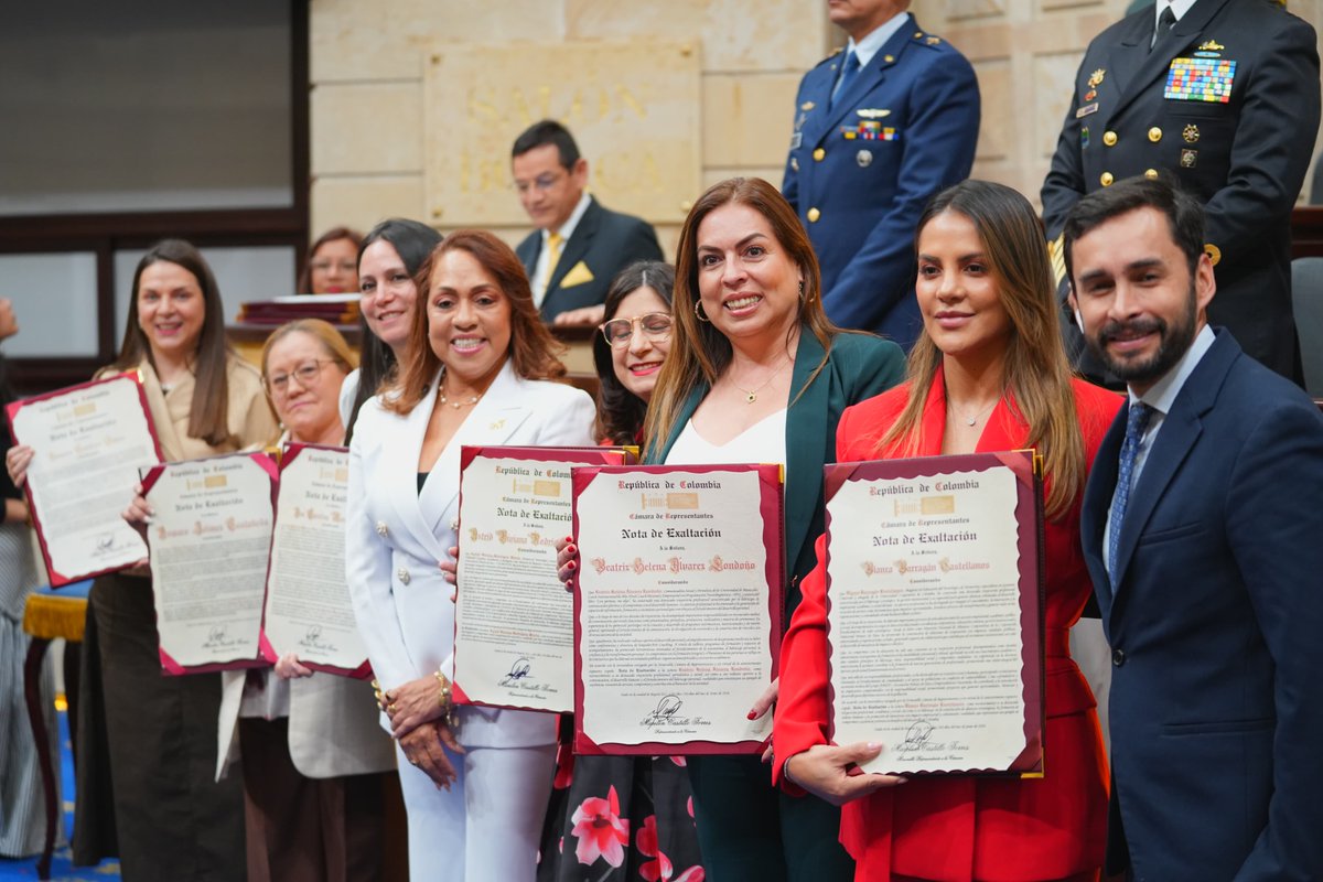 CamaraColombia's tweet photo. Hoy la representante @CastilloMarelen, lideró la entrega de la condecoración, Orden de la democracia, Simón Bolívar, en reconocimiento a educadores, servidores públicos, entre otros, por su respaldo y confianza, durante el periodo de gestión realizado por la congresista 🏅. https://t.co/eCyLDyEf5c