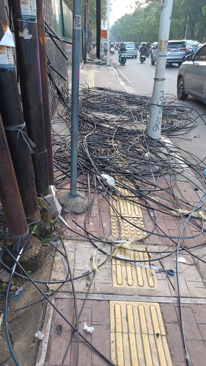 juliattee's tweet photo. @DKIJakarta @pramonoanung 
YaAllah ini kerjaannya ga diberesin???
ini trotoar nya gabisa buat jalan...😭 
Jalan Abdul Muis, dekat Restoran Beutika Budi Kemuliaan Jakarta Pusat 

sangat mengganggu....
tolong diberesin, kasian orang yg jalan kaki kalau trotoar nya begini https://t.co/zqvs2q8yqy