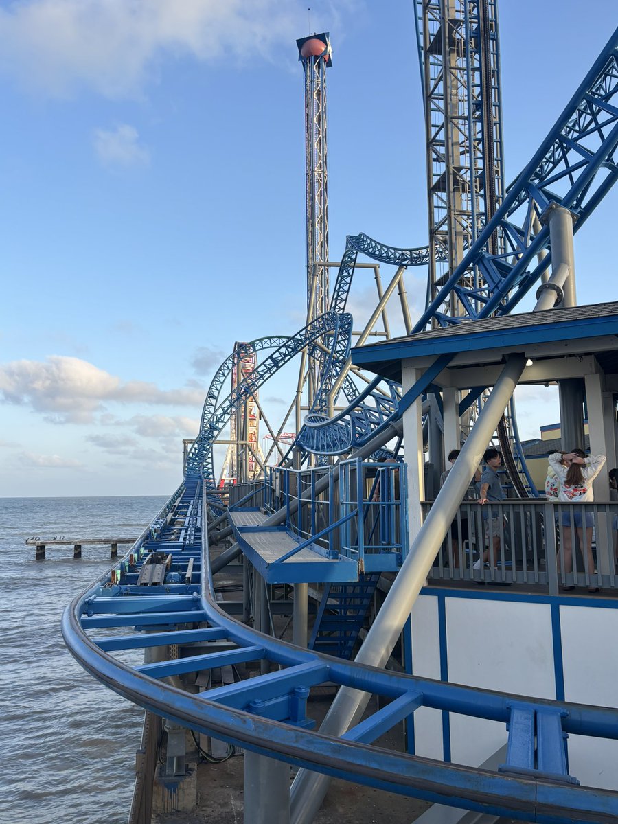 ShanghaiDRoller's tweet photo. ジェットコースターのオタクなので
「これ」に乗りに来ました。

海の上の桟橋に建てられてて、潮風が最高に気持ち良すぎる！！絶景！

そして事故ったばっかりなので安全性も抜群です！！！！！ https://t.co/fdkN6XvgLm