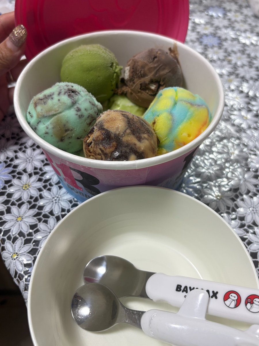 clayengineering's tweet photo. 先日の #よくばりフェス で購入した #サーティワン のアイスクリーム🍨
毎日アイスが食べれて幸せでした😂
これからの季節、常備しときたいです♪
皆さんのお好きなアイスは何ですか？ https://t.co/U9AFHraNet