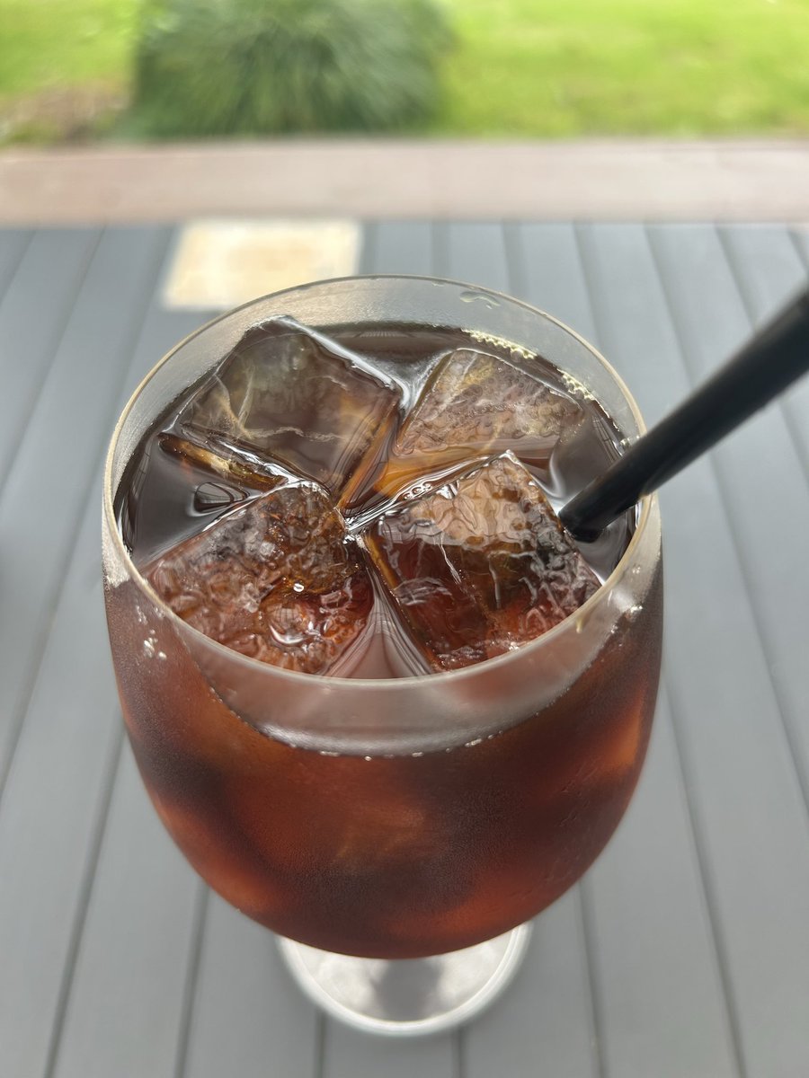 pine_info's tweet photo. おはようございます☀

先日行った川辺のカフェのアイスコーヒー、オレンジジュース入ってて美味しかったな〜家でやろう〜ジュース買い忘れた〜という日々をくりかえしています
元気です

グラスも飲み口が薄くて素敵で、欲しい！となっているけど粗忽ゆえすぐに割りそう https://t.co/Uj9EPQuOay