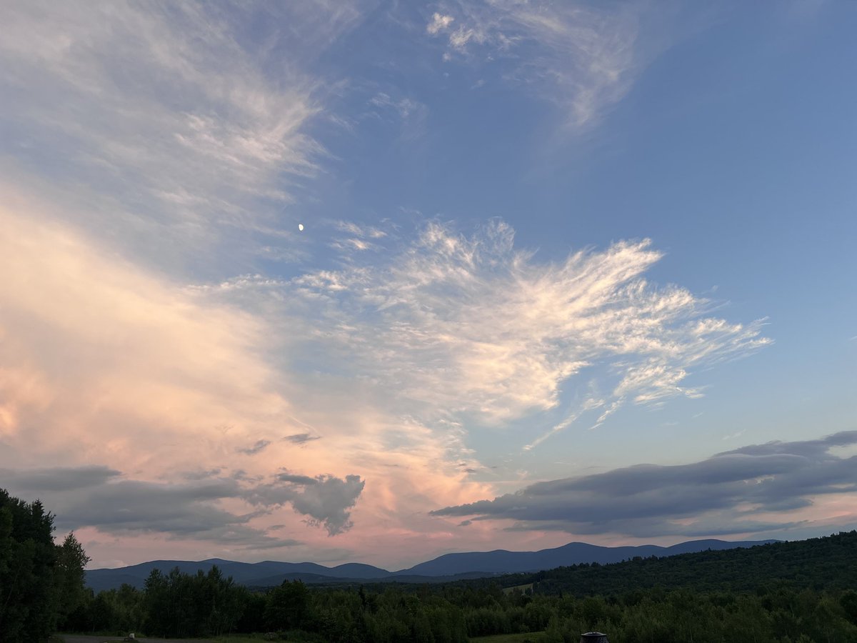 SaintFinnbar's tweet photo. Good night from New Hampshire https://t.co/P9AeErv5ZU