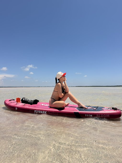Avery Cristy - 1 pic. If you need me, I’ll be floating on a sand bar somewhere in Florida 🌞🌊💜 https://t.co/UWgTJ8pxWe