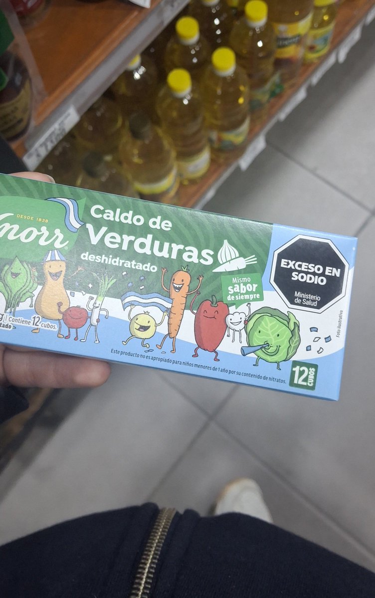 louu2212's tweet photo. no me puede dar tanta ternura una caja de caldo de verduras, pero miren de tiernas esas verduritas mundialistas 🥺🥺 https://t.co/1DWDwdFTRD