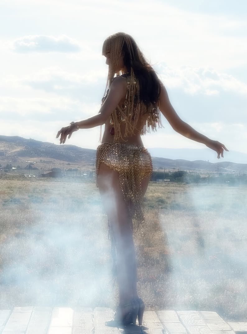 pinksview's tweet photo. LISA… THAT BODY. https://t.co/iwXcXLQftr
