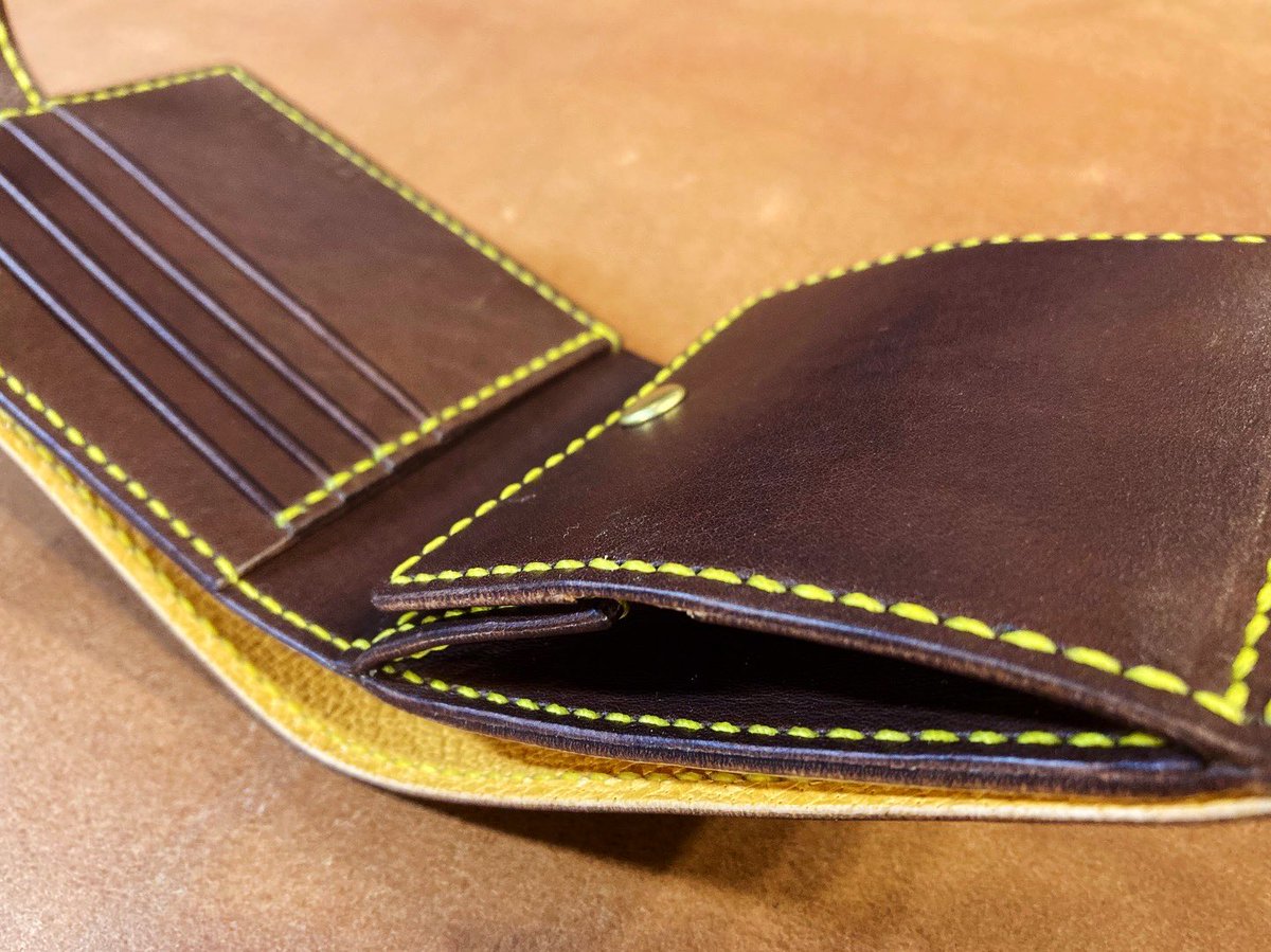 ouchi_leather's tweet photo. 【２折ウォレット:オーダー】
二つ折のお財布ご注文いただきました。
ありがとうございます😊

ダークブラウン統一ながら糸はイエロー
大人の遊び心が冴ている色合わせ☺️
BOXコインにスタンダードなカードポケットで製作させていただきました。

#福島 #革製品 #レザー #2折ウォレット https://t.co/0nWGm0wCji