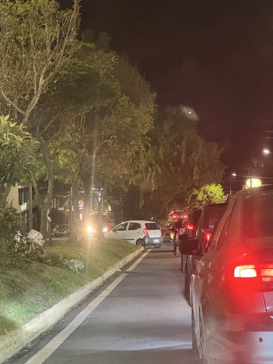 lennin895's tweet photo. @AMT_Quito ya a de ser hora pues q manden a trabajar a un municipal, redondel de Carcelen calles Isidro Ayora y Jaime Roldos todos los días hay tráfico por el arreglo de la vía que va a Carapungo y como siempre brillan por su ausencia https://t.co/kVVulZq5iC