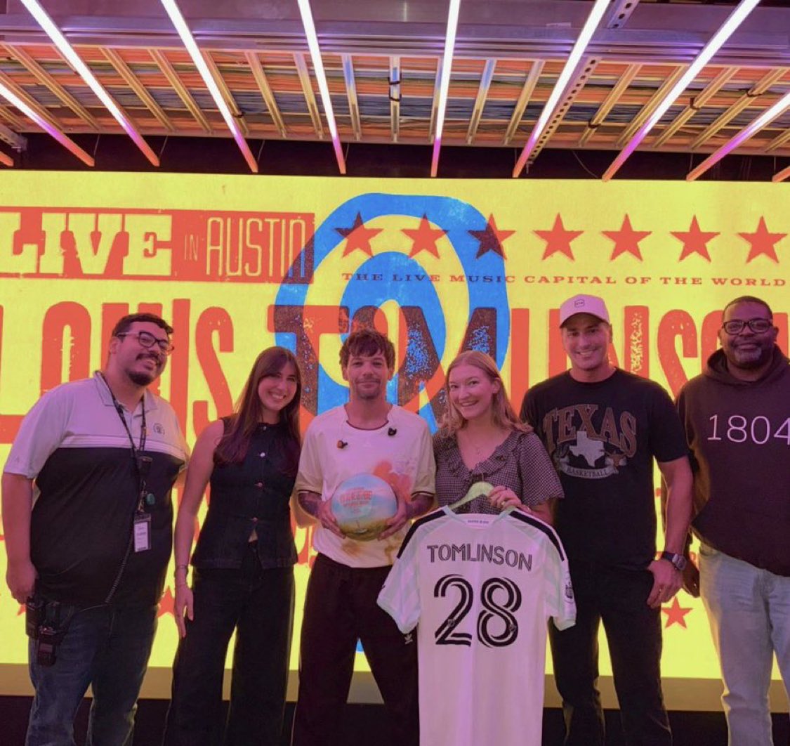 WorldUpdater70's tweet photo. ¡Louis Tomlinson recibió un balón de fútbol y una camiseta personalizada anoche! https://t.co/fV5Drqokkc