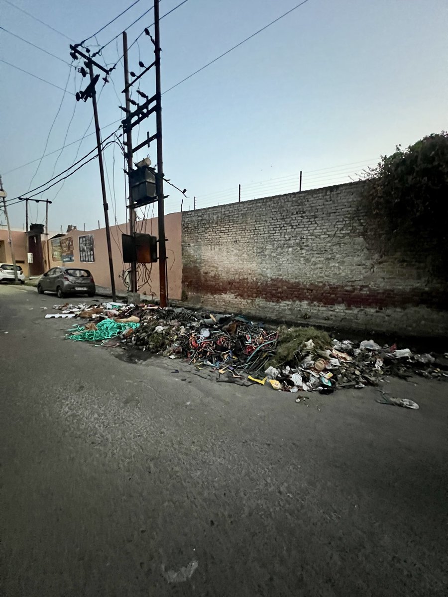 shivasheesh99's tweet photo. Urgent attention needed in Sarai Tareen, Sambhal (UP). Open dumping of garbage and waste on roads is creating unhealthy and unsafe conditions for the public.
Requesting immediate intervention for cleanup and long-term waste management. Kindly take action.
@DmSambhal @CMOfficeUP https://t.co/4jrjBiQX3r