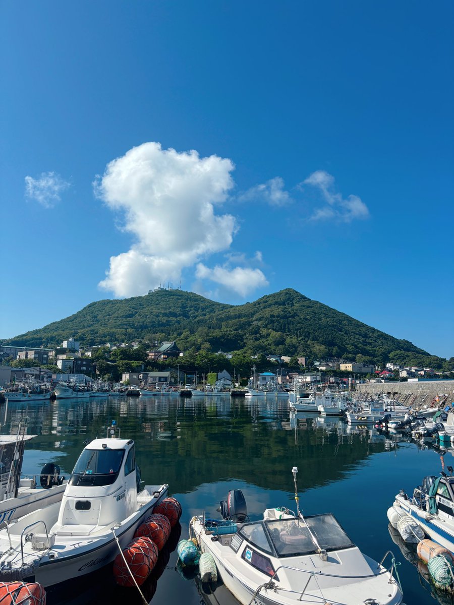 saron_sayuko's tweet photo. 久しぶりに青空でスッキリ晴れた函館です。
水面に映る逆さ函館山。
初夏の匂いもして凄く気持ちいい時期。
#函館 https://t.co/8Cb6SLL6VO