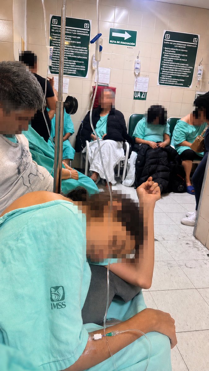 anailil1977's tweet photo. Las imágenes que acompañan esta denuncia corresponden al Hospital General de Zona No. 10 del IMSS, conocido como “El Cantador”, en la ciudad de Guanajuato. En ellas se observa a pacientes recibiendo atención en condiciones que distan mucho de ser dignas. @Claudiashein https://t.co/Q71tt3t2iK