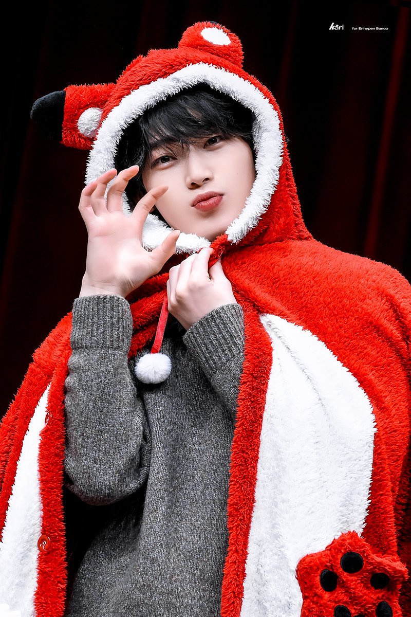 skye_evol's tweet photo. Sunoo looks good in soft colors but him in red is like on another level

SUNOO OUR BRIGHTEST HUE
#JunePaintedBySUNOO
#챱챱_떠눙이_생일축하하쟈_챱챱 #엔하이픈_선우 #SUNOO @ENHYPEN @ENHYPEN_members https://t.co/YKAvH27zL9