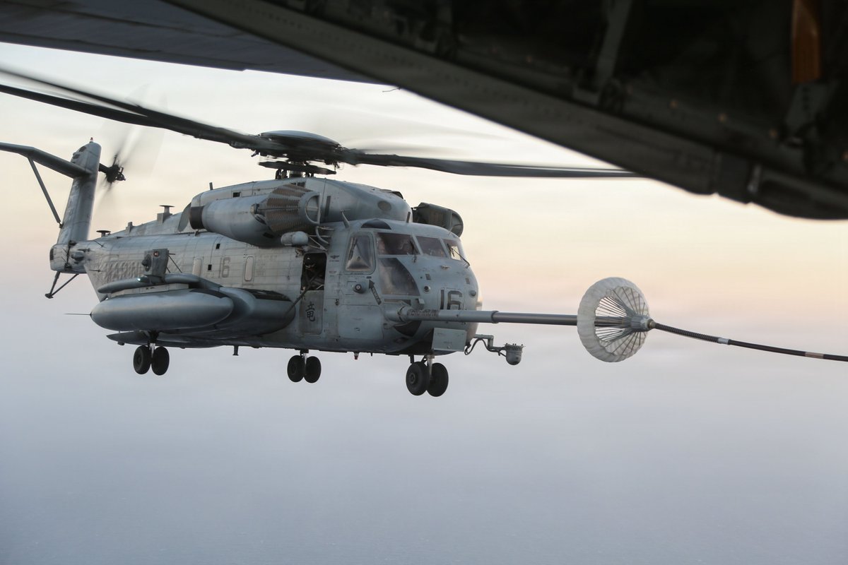 CENTCOMRussian's tweet photo. Вертолет CH-53E Корпуса морской пехоты США дозаправляется в воздухе от самолета KC-130J Super Hercules над Ближним Востоком. Вертолеты CH-53 используют систему дозаправки «шланг-конус», которая позволяет им преодолевать большие расстояния без посадки. https://t.co/QxZbDqtkn4