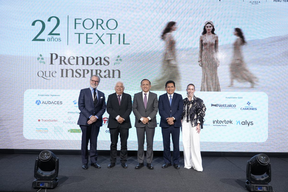 MINCETUR's tweet photo. 🙌 ¡Impulsando el futuro de las exportaciones textiles! 👗👕 El titular del Mincetur, Berthin Gómez, clausuró el 22.° Foro Textil Exportador "Prendas que inspiran" de @ADEX_PERU, un espacio de intercambio de conocimientos sobre tendencias, innovación, sostenibilidad y estrategias para fortalecer la competitividad y la proyección internacional del sector textil-confecciones peruano.
#NotaDePrensa | https://t.co/12XuSkRV9J