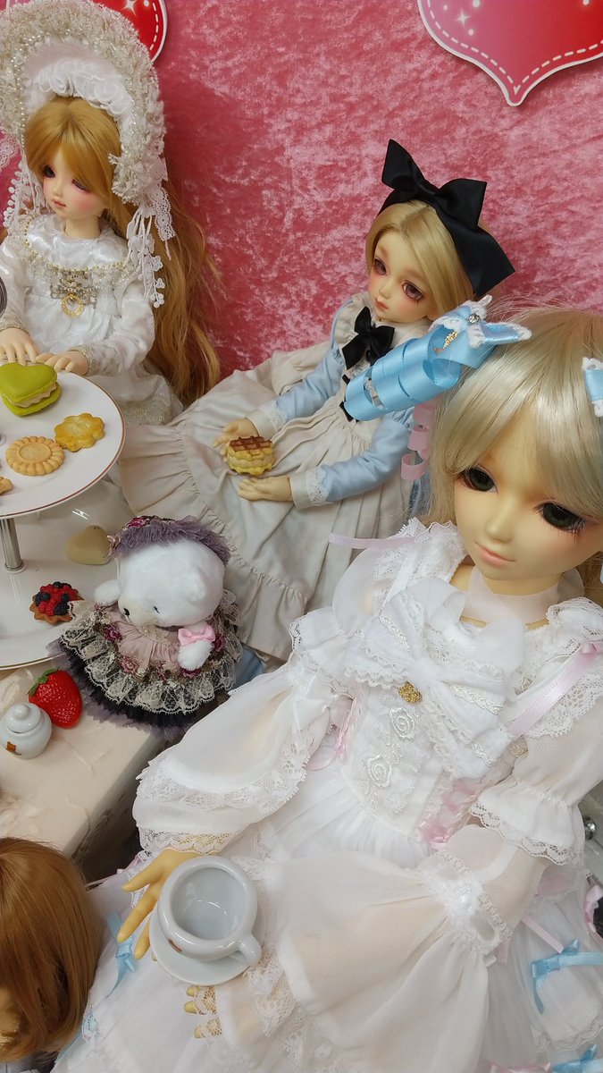 sharrywest's tweet photo. 続いてメアリィと友人家の八代ちゃんのピン、
うちの子三人、友人家の子三人で違う角度から撮影した写真になります。

こちらのお茶会の撮影スペースも素敵でした。 https://t.co/OV5S4Q0I3O