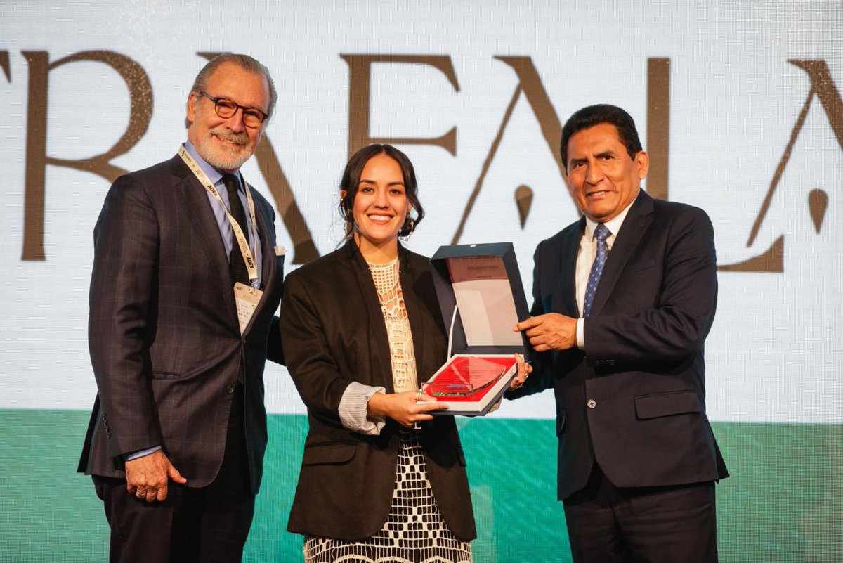 MINPRODUCCION's tweet photo. #NotaDePrensa | El ministro de la Producción participó en la clausura del 22.° Foro Textil “Prendas que Inspiran” de la @ADEX_PERU, donde destacó que el sector aportó S/ 5 492 millones al PBI nacional en 2025, generó más de 411 mil empleos directos y estuvo conformado por más de 47 mil empresas formales, de las cuales el 99,4 % son micro, pequeñas y medianas empresas.
