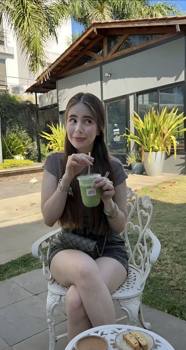TiraFactos37's tweet photo. Cómo luce mi morrita chiakkk
Tomándose un matcha latte😍😍 https://t.co/JgW4quadud