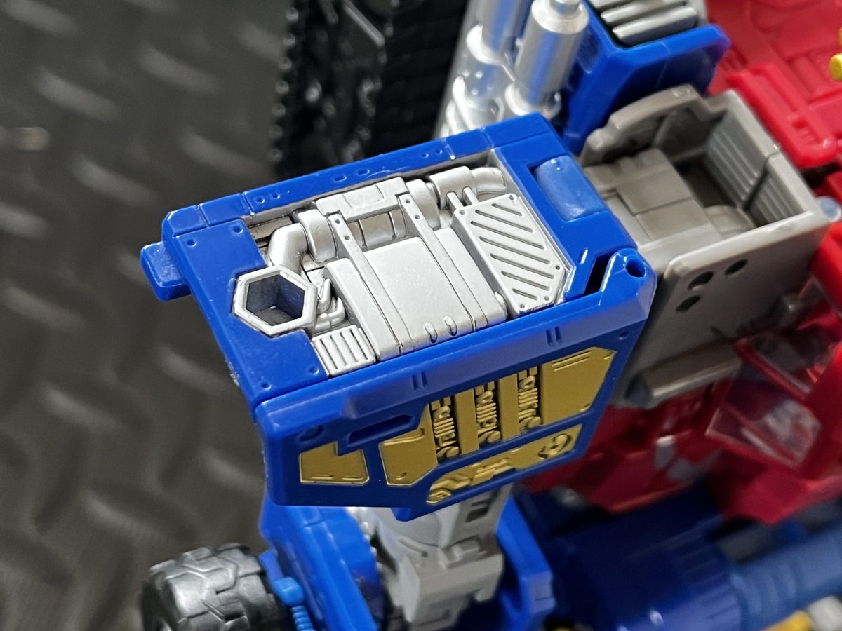 fumiyatf's tweet photo. 今さら気付いたんですが、レガシーのアルマダコンボイ、肩の5mmジョイントの裏にマイクロンのエンブレムがある! https://t.co/oUdk7dgtRl
