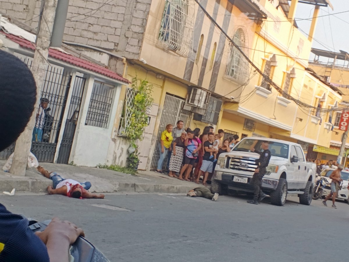 wlaradioec's tweet photo. #CrónicaRoja 🔴 Más muertes violentas en #Guayaquil. En la octava y la A fueron asesinadas 3 personas. La Policía dice que investiga las causas del crimen. https://t.co/u4jRj14T6x