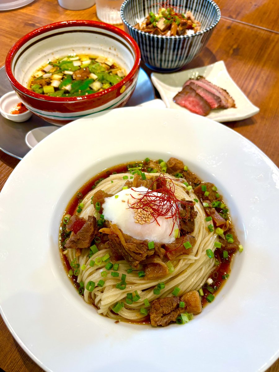 jinjin878's tweet photo. 麺創房LEO🍜
和牛スジ温玉つけめん、ランチ丼

九州産黒毛和牛を使用した贅沢な逸品。ホロホロぷるぷるなスジとLEOらしいスープに、しっかりと麺をダイブさせて一気に頂く。温玉との相性も抜群。今日も大満足です👏ごはん合います。

大変美味しかったです。
激しく御馳走様でした🙏
#麺創房LEO https://t.co/MALsb6g2Xn