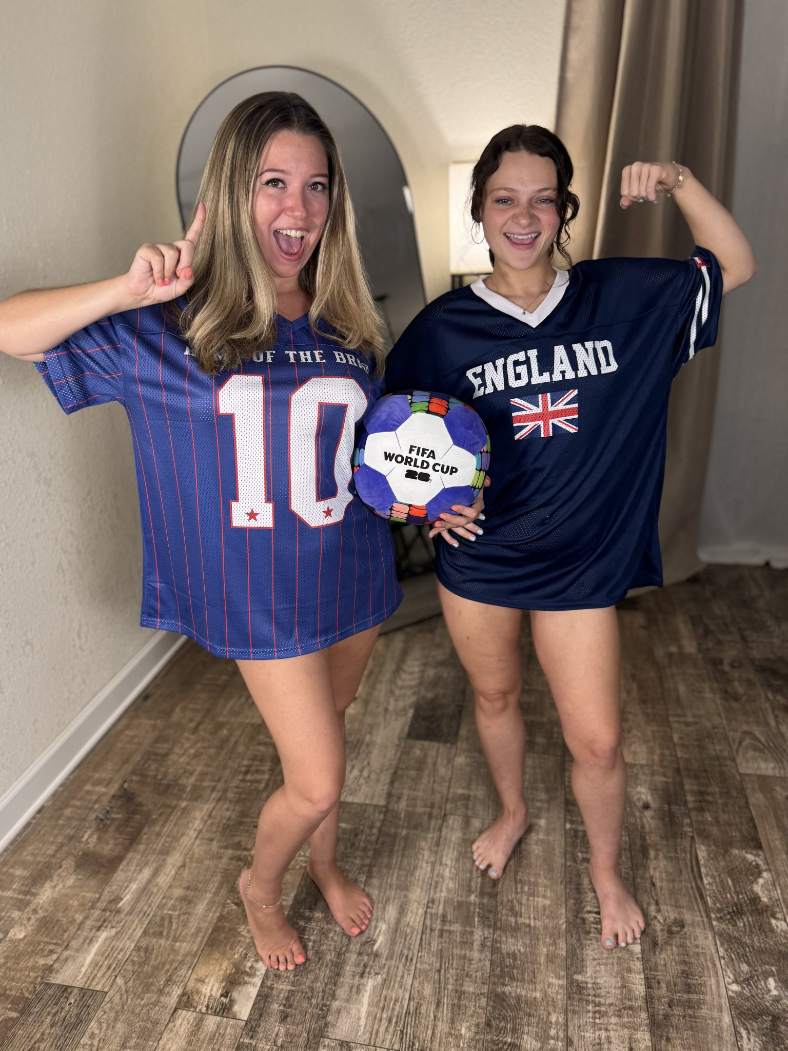 1 pic. World Tournament champs? ✅ Stella in the building? ✅ Sounds like a perfect night to us! Come hang out with us LIVE! 🎉 https://t.co/vSgFSiPdmC