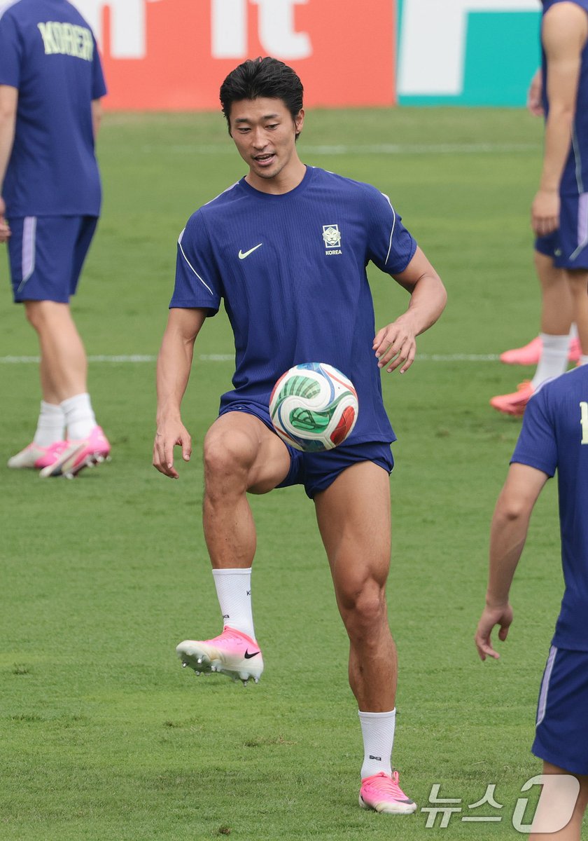 choguesungfc's tweet photo. Guesung during South Korea’s training session at Estadio Universitario,in San Nicolas near Monterrey,Mexico today.

#조규성 #choguesung https://t.co/r6AegeMP4x